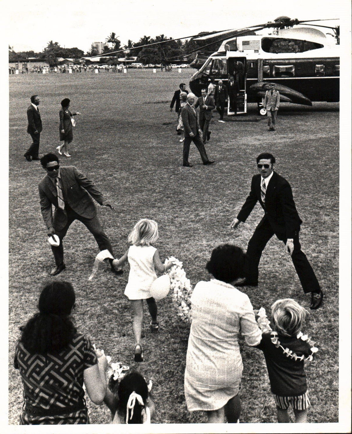 Bob Young Pulitzer Prize Photo of Nixon Young Girl Running and Secret Service