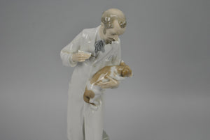 Lladro #4825 Veterinarian Animals Vet Doctor & Dog Glossy Figurine Retired